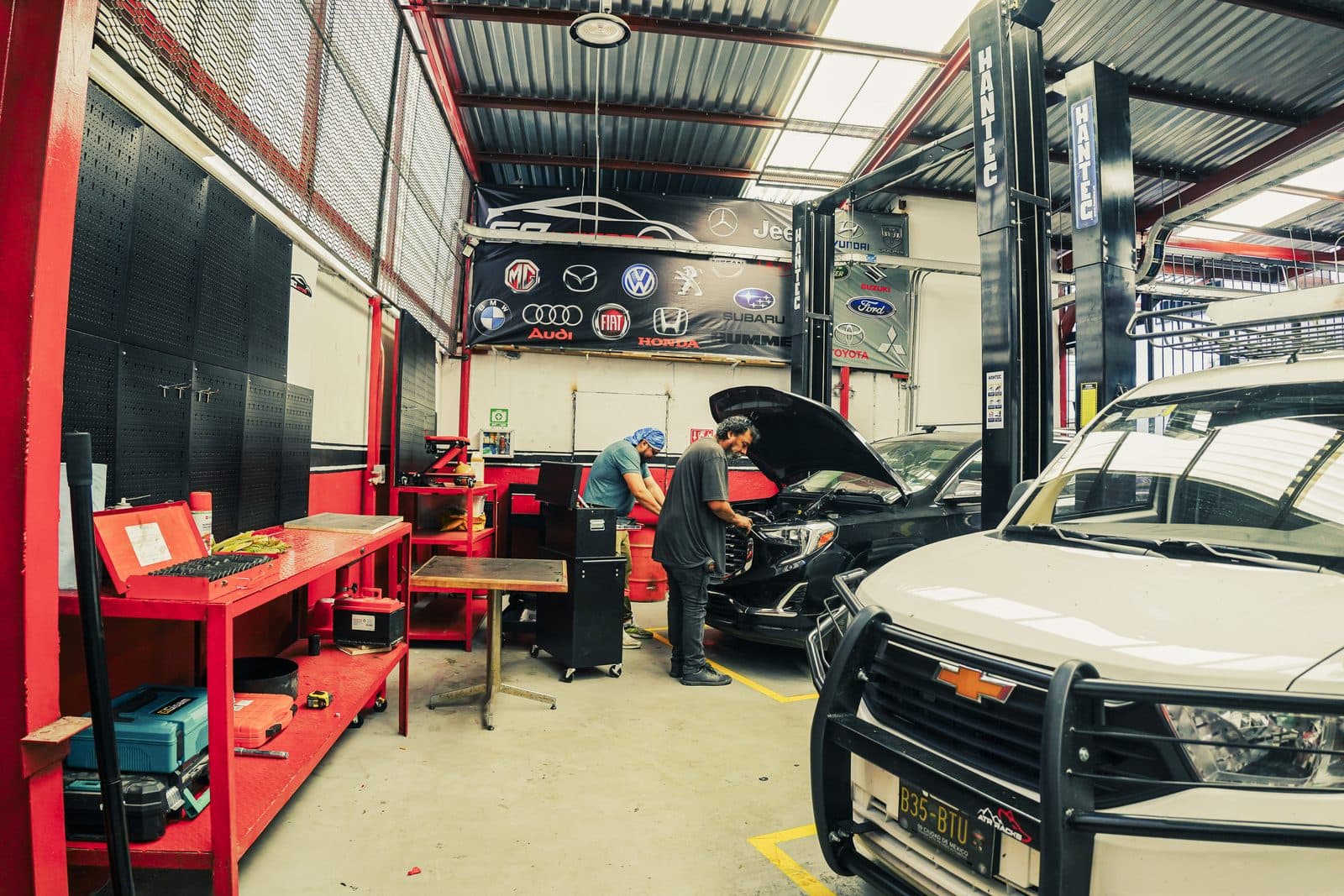 Mecánico trabajando en el motor durante una afinación