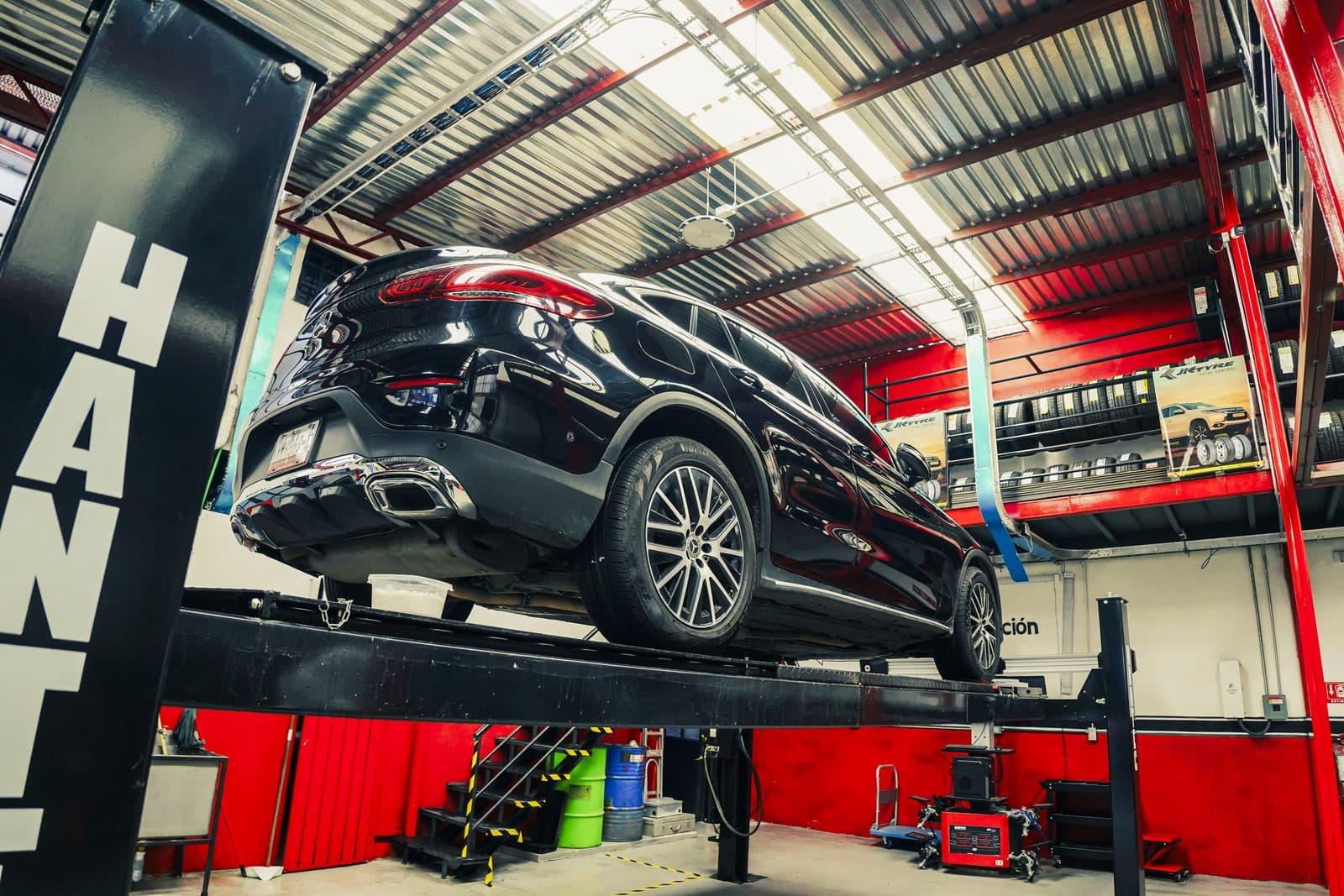 Vehículo en rampa de cuatro postes en GC Motors