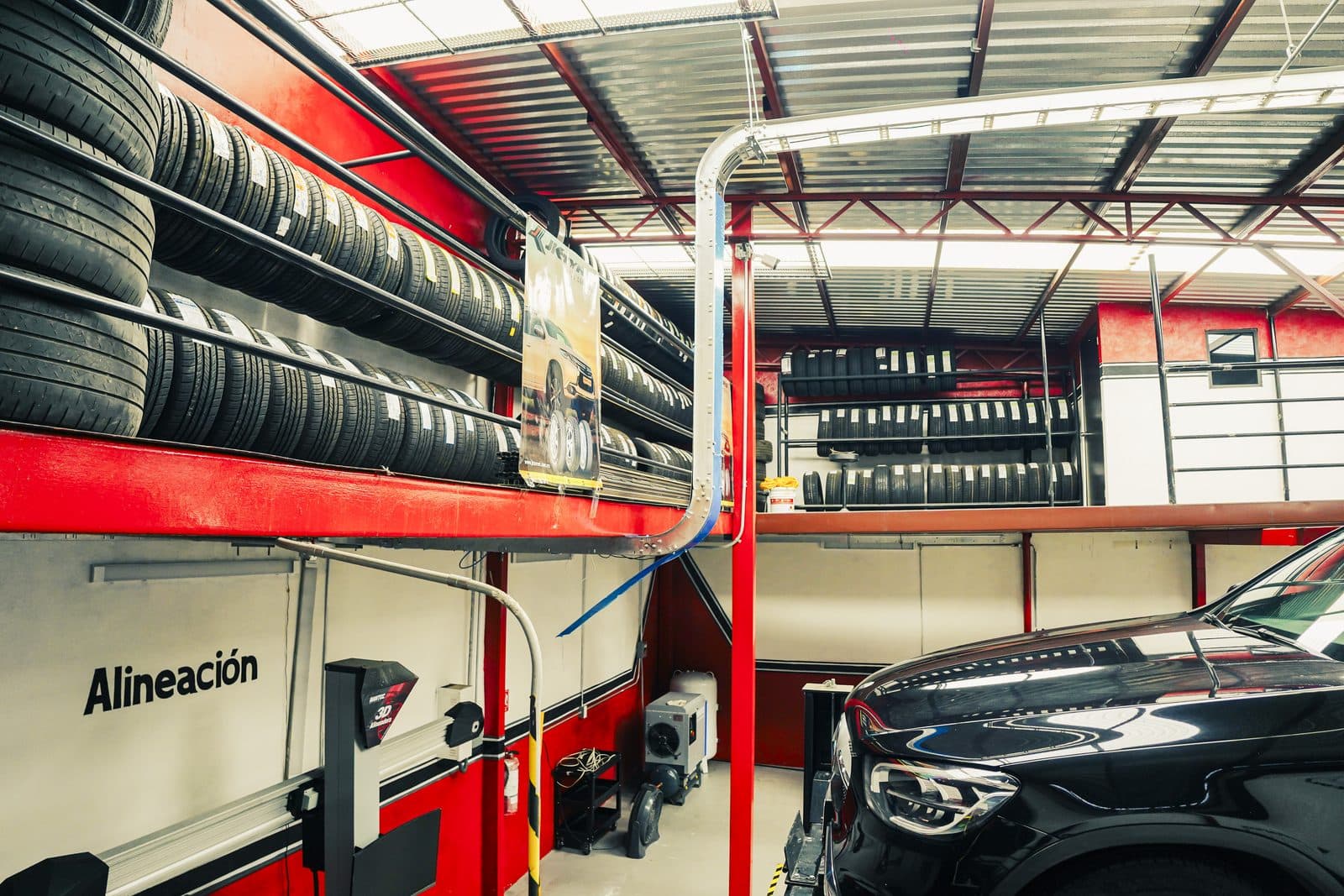 Almacén de llantas y zona de alineación en GC Motors