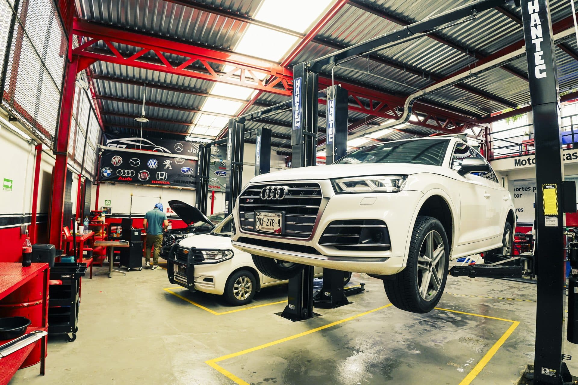Audi en rampa en GC Motors junto al mural de marcas atendidas